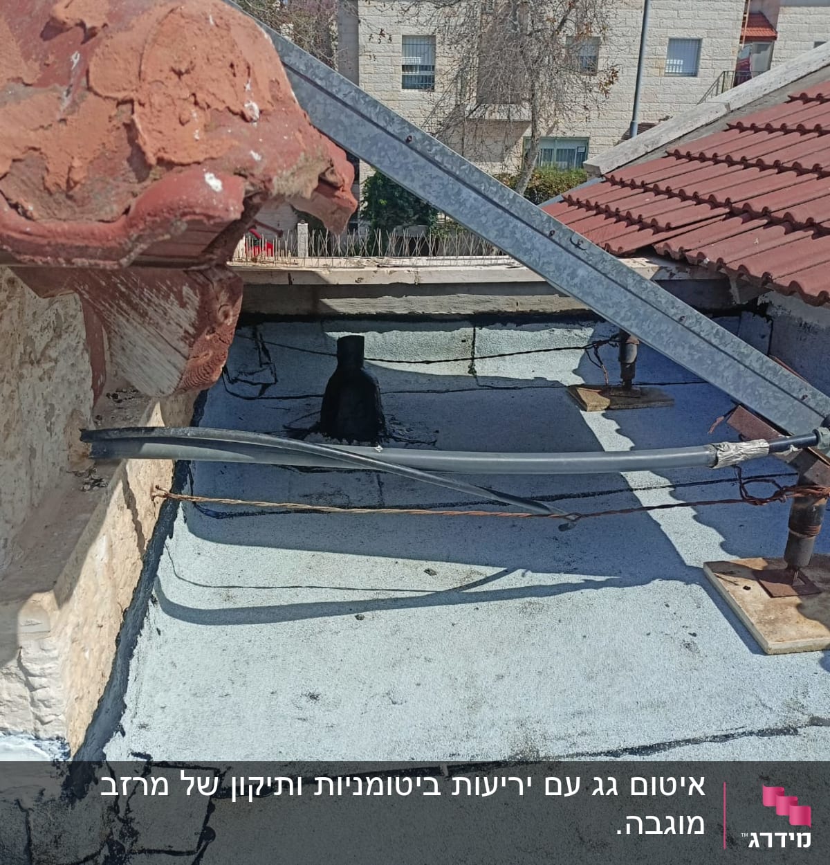 גג עם יריעות איטום, כבלים ומתקן מתכת